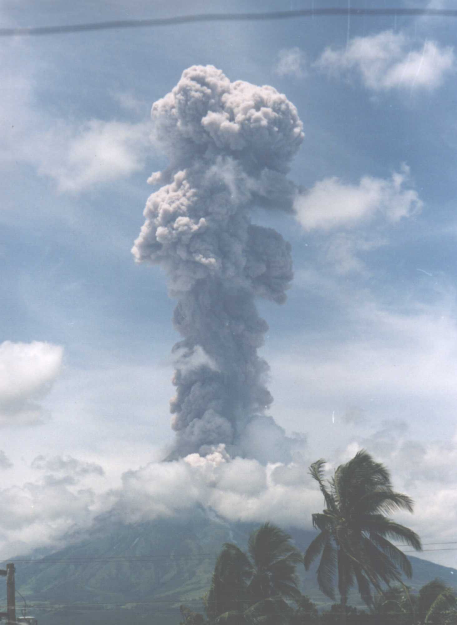 922-mayon1.jpg (97318 bytes)